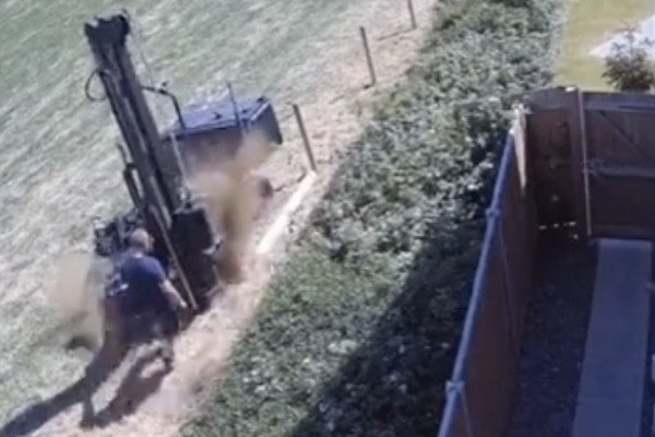 Il perce une conduite de gaz en voulant installer une clôture dans son champs