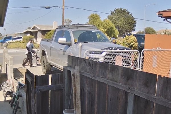 Un père de famille vole un vélo avec ses enfants