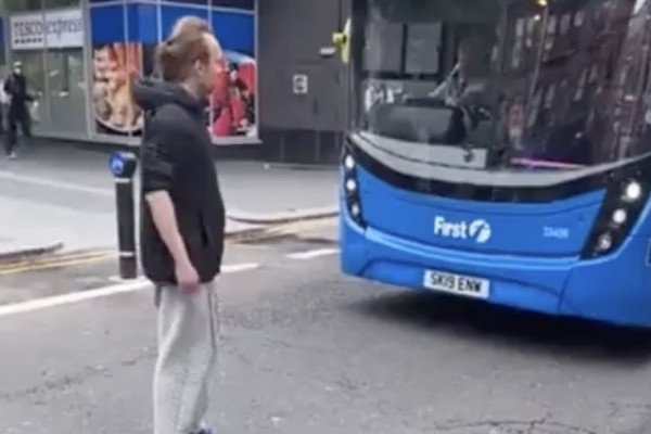 Bloquer une route devant un pub