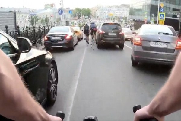 Un cycliste se prend pour un pilote et fait un strike (Russie)