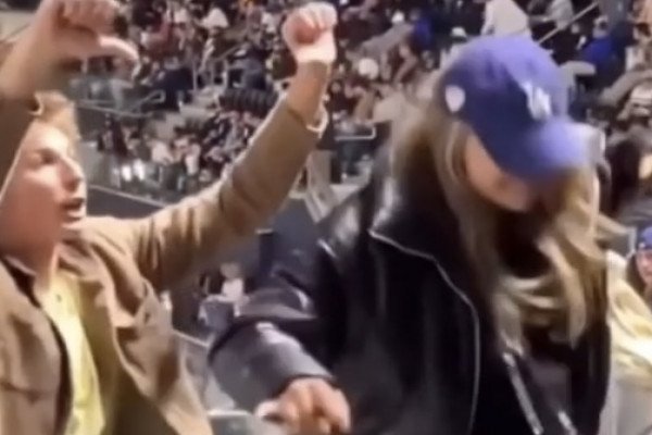 Combat de casquettes dans un stade de baseball