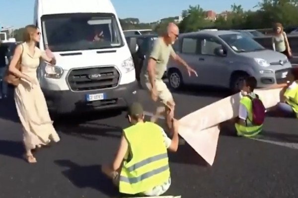 Les automobilistes italiens ont aucune patience avec les militants écolos d'Extinction Rebellion