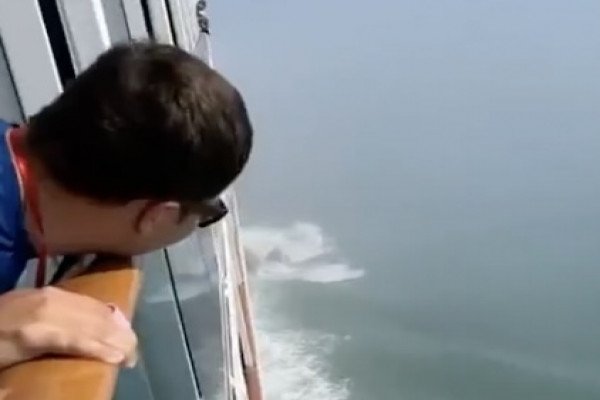 Un bateau de croisière percute un iceberg (Alaska)