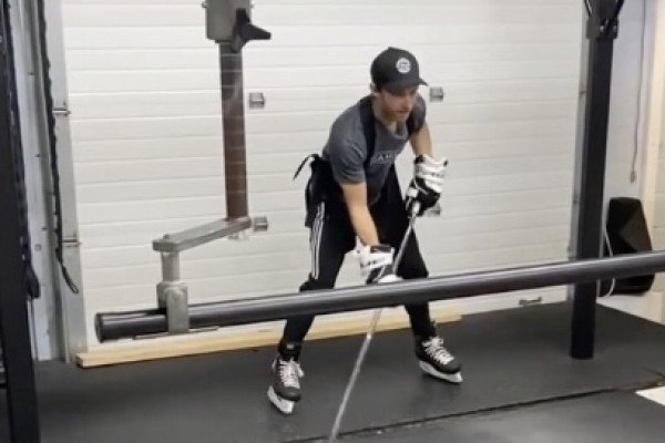 Un joueur de hockey s'entraine avec un tapis de course