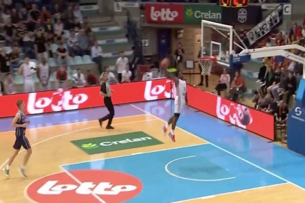 Le basketteur belge Retin Obasohan réussit un dunk surprenant lors d'un match pour le Mondial 2023