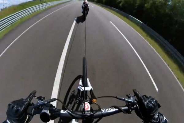 Record du monde : il roule à 272 km/h en vélo