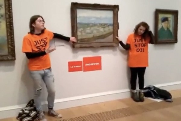 Des militants écologistes se collent les mains sur un tableau de Van Gogh (Londres)