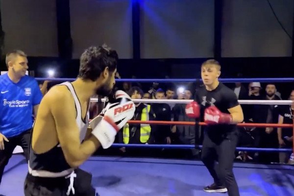 Un spectateur monte sur le ring pour affronter un boxeur, la suite va être impressionnante