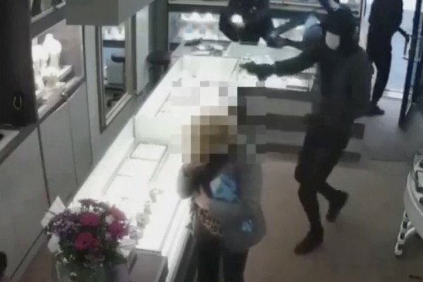 Ce bijoutier n'est pas du genre Ă se laisser braquer