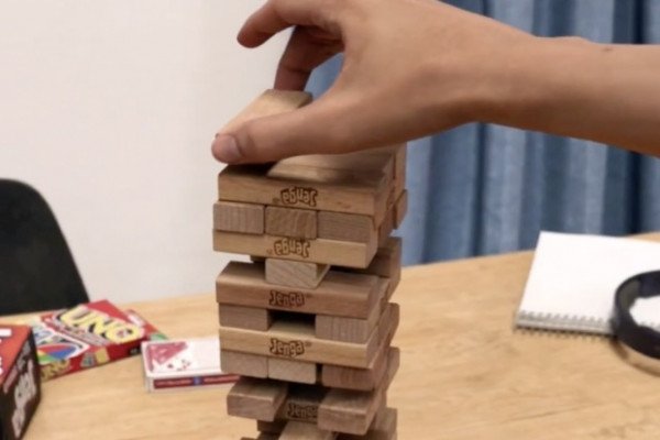 Cette tour de Jenga est vraiment très instable