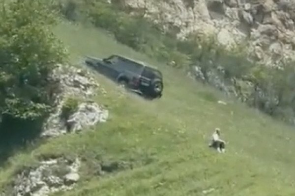 Régis veut monter une pente avec son 4×4, ça tourne beaucoup mais très mal