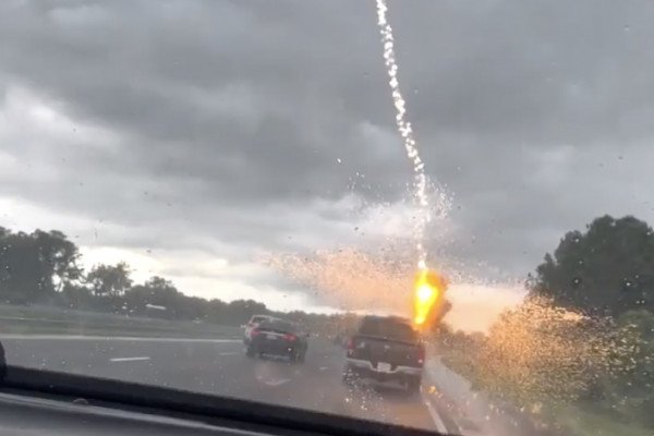 Deux voitures se sont frapper par la foudre (Etats-Unis)