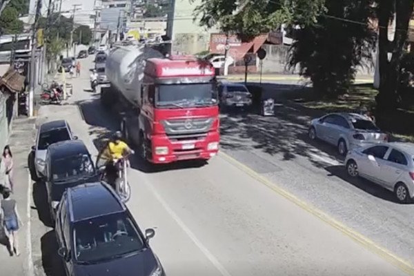 Un automobiliste provoque un gros accident en ouvrant sa portière sans regarder (Brésil)