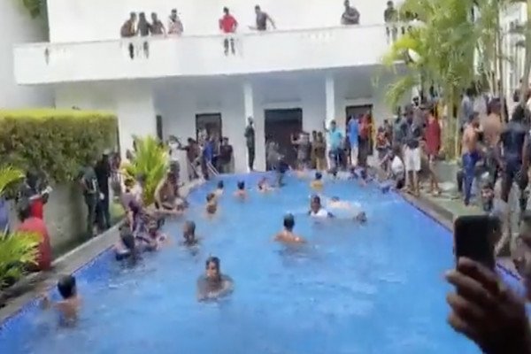 Des manifestants entrent dans la maison du Président et improvisent une petite pool party (Sri Lanka)