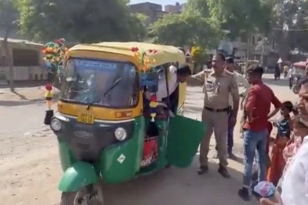 Des policiers arrĂŞtent un tuk-tuk avec 27 passagers (Inde)