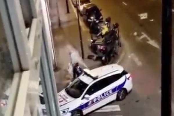 Des policiers filmés en train de gazer un SDF (Paris)