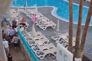 Des touristes font la queue à 8h du matin pour avoir une bonne place à la piscine de l'hotel (Espagne)