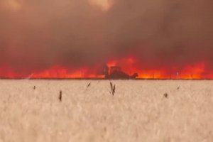 Un agriculteur tente de freiner un incendie avec une pelleteuse (Espagne)