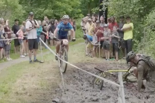 Un énorme faceplant en VTT