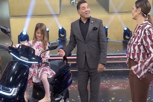 Une petite fille démarre un scooter sur un plateau TV