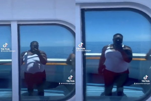 Un homme se filme dans le miroir sur un bateau