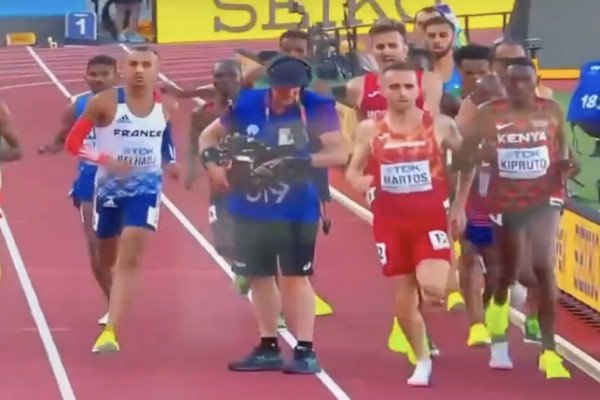 Un caméraman se place au milieu de la piste aux Championnats du monde d'athlétisme