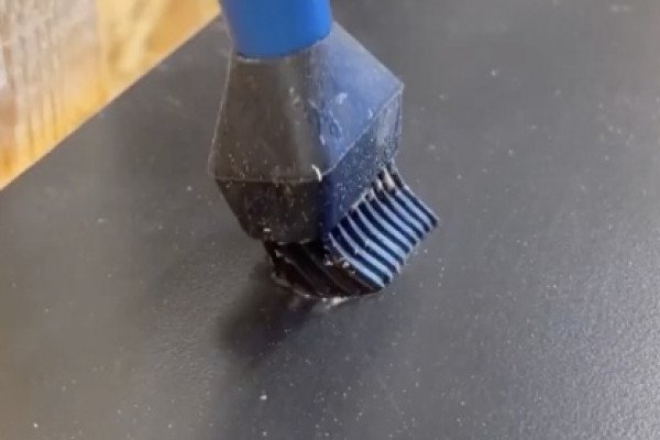 Enlever la colle sur une brosse en silicone