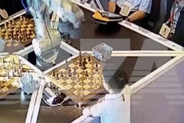 Un robot massacre un enfant aux échecs