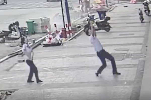 Un homme rattrape une petite fille qui tombe du 6ème étage d’un immeuble (Chine)