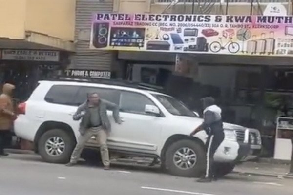 Un homme défend sa voiture face à des braqueurs (Afrique du Sud)