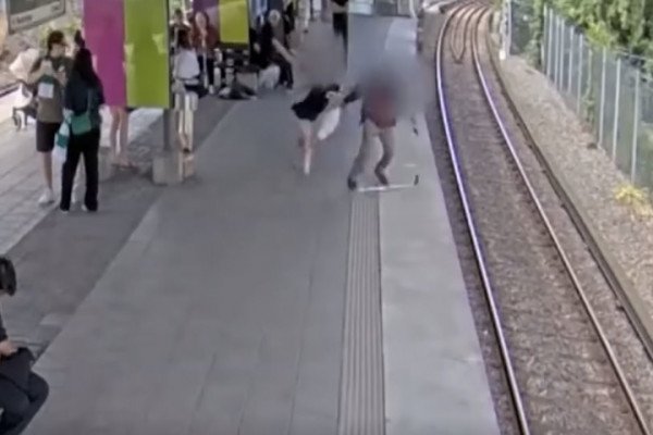 Une femme pousse un homme sur les rails d'un train (Stockholm)