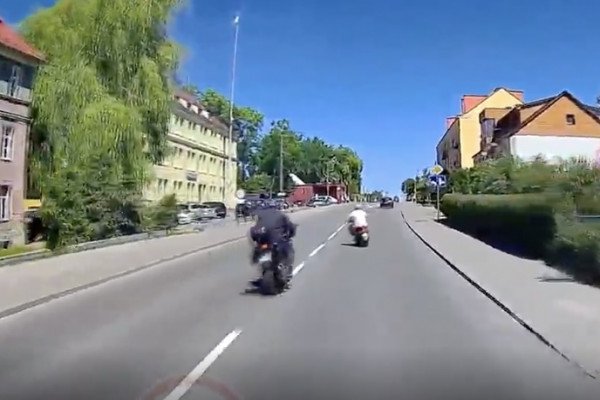 Collision entre un scootériste et un motard