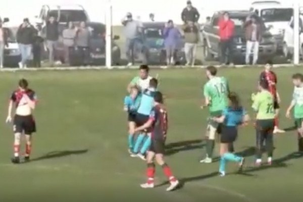 Un footballeur frappe une arbitre, dans le dos (Argentine)