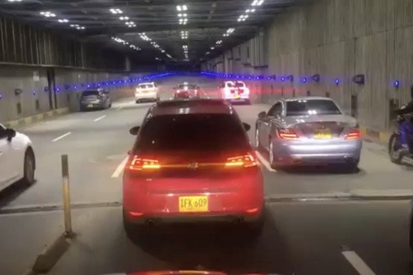 Une course de voitures dans un tunnel : c'est plus facile dans les jeux vidéo