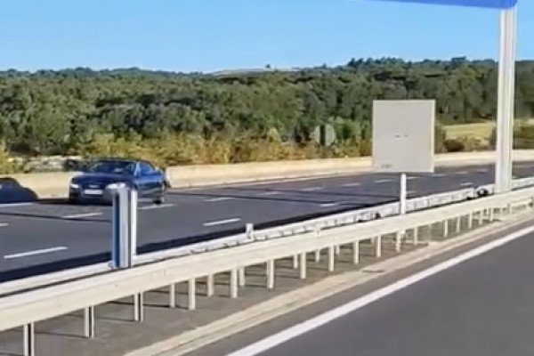 Un automobiliste filmé en train de faire une longue marche arrière sur l’A75