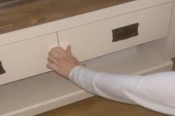 Une blonde installe un système de sécurité pour pas que son bébé ouvre les tiroirs