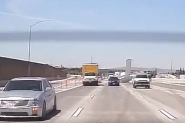 Un avion de tourisme s'écrase sur une autoroute (Californie)