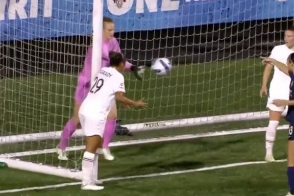 Une gardienne de but a un petit soucis en foot féminin