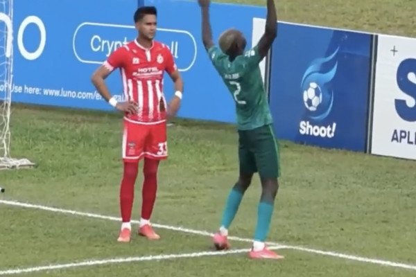 Un joueur de foot se fait agresser après avoir marqué un but