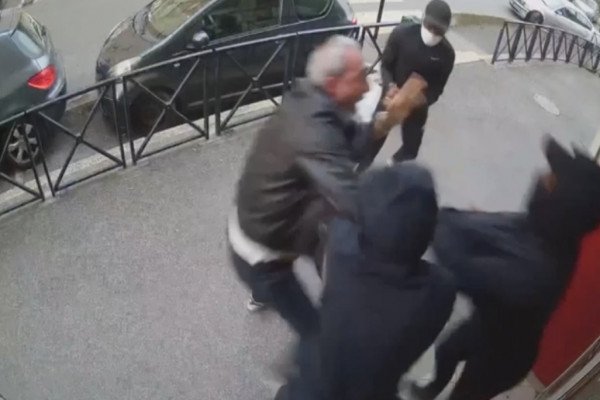 Un commerçant se fait agresser par trois jeunes, en fait la suite va vous étonner car on va découvrir qu'ils voulaient juste lui demander l'heure (France)