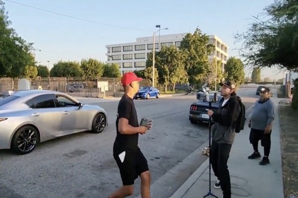 Il met un coup de pression à un mec qui filme sa voiture, c'était pas une bonne idée