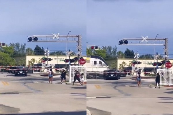 Un SUV se retrouve bloqué à un passage à niveau, ça termine très mal (Miami)