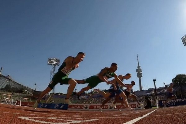 Un coureur de 110m haies plonge sur la ligne d'arrivée pour se qualifier (championnats d'Europe)