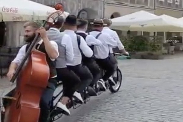 Un orchestre joue sur un tandem (Pologne)