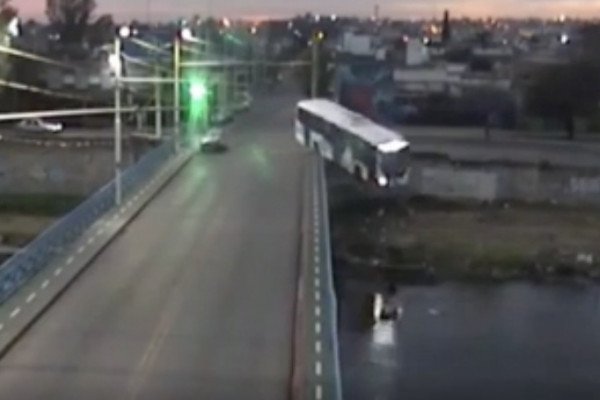 Un bus tombe d'un pont à cause d'un automobiliste qui grille un feu rouge (Argentine)