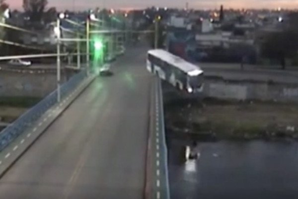 Un bus tombe d'un pont Ă cause d'un automobiliste qui grille un feu rouge (Argentine)