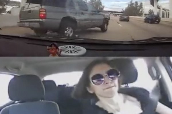 Une fille a un gros coup de chaud sur une autoroute