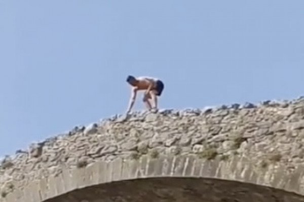 Un touriste français saute d’un pont, ça termine mal