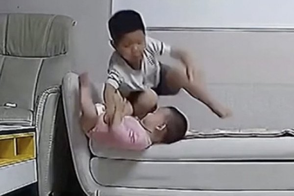 Un petit garçon sauve sa petite soeur d'une chute