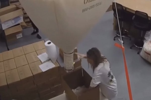 Une fille fait une petite boulette dans un entrepôt